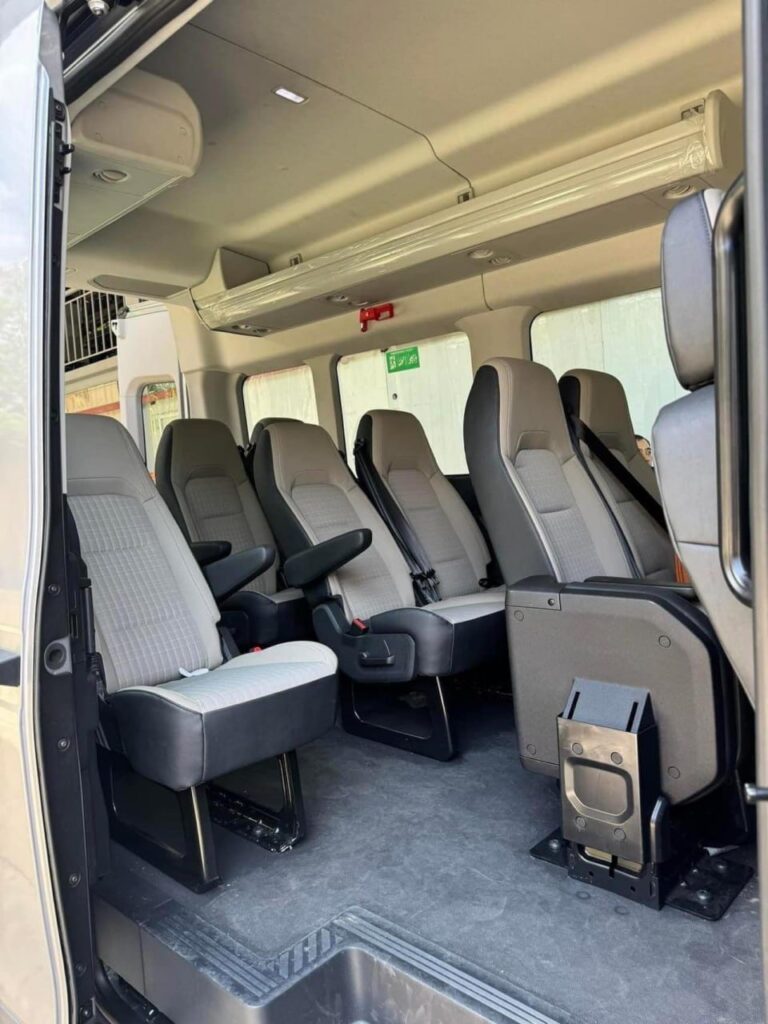 So Sánh Hyundai Solati Và Ford Transit