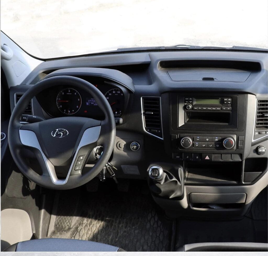 So Sánh Hyundai Solati Và Ford Transit