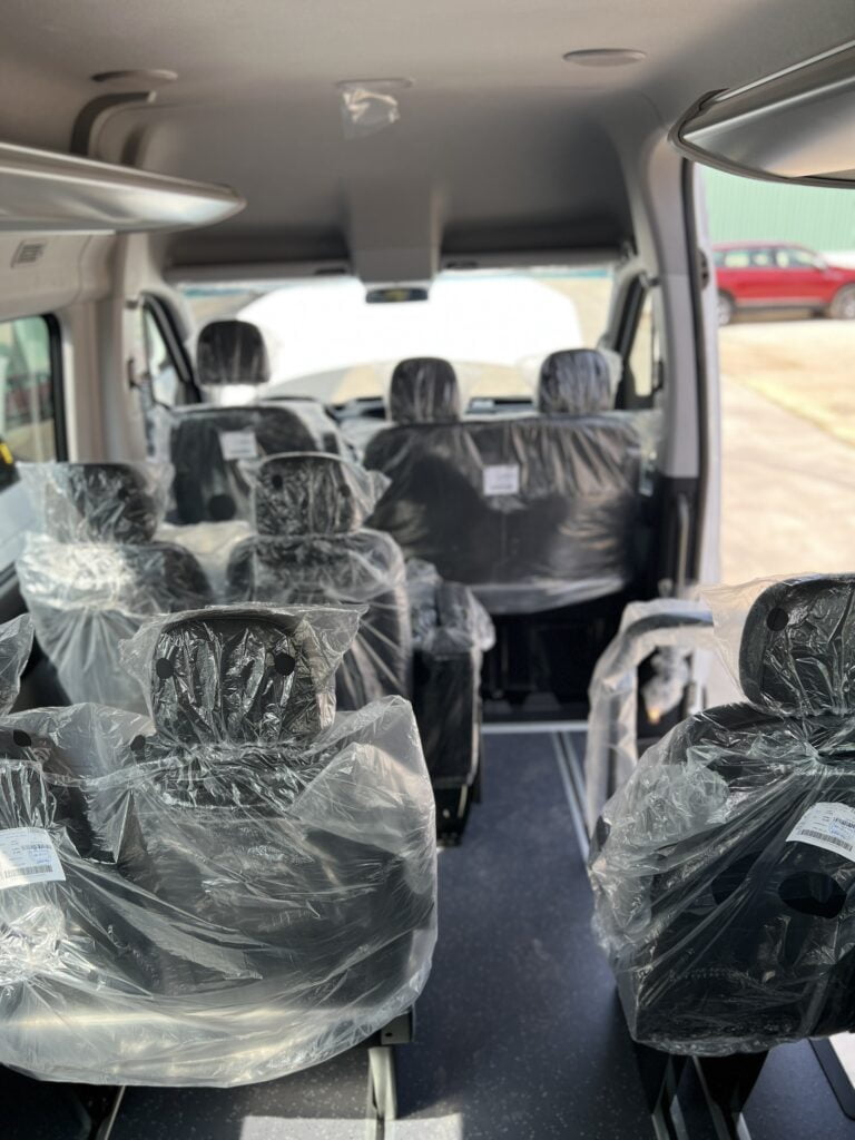 So Sánh Hyundai Solati Và Ford Transit