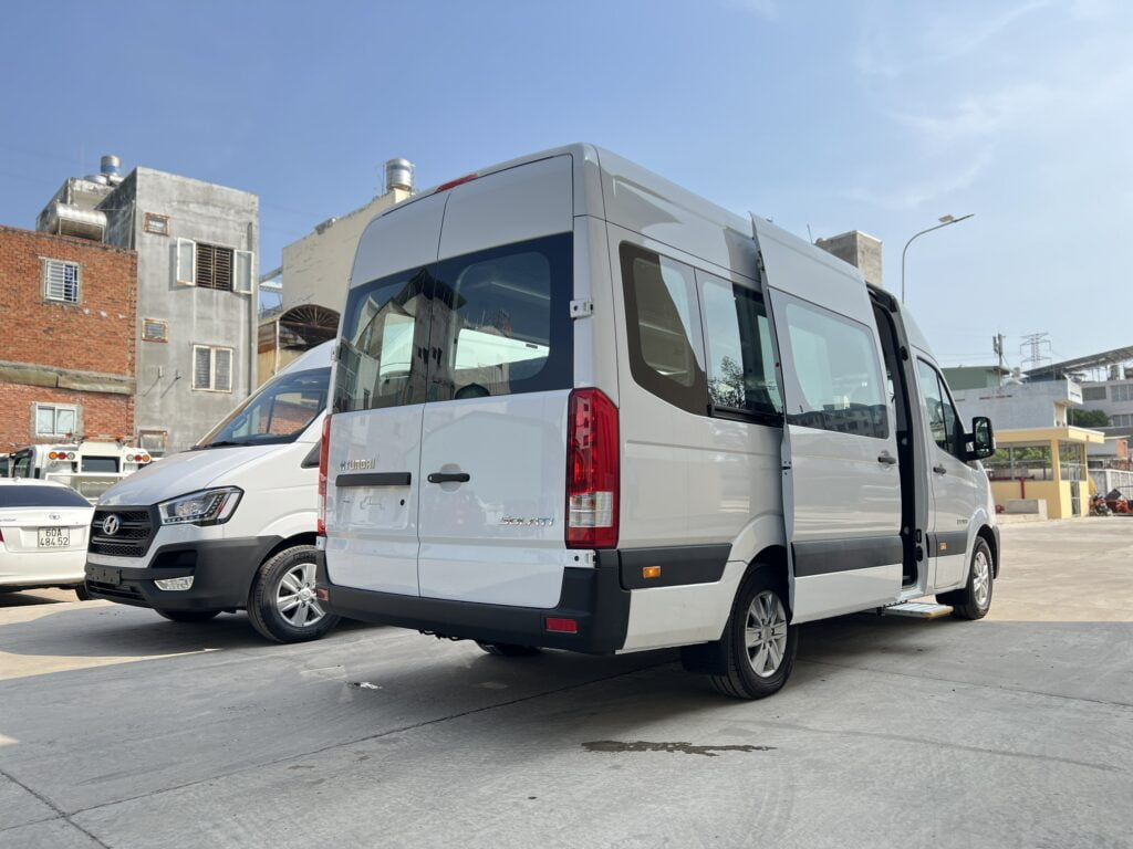 So Sánh Hyundai Solati Và Ford Transit