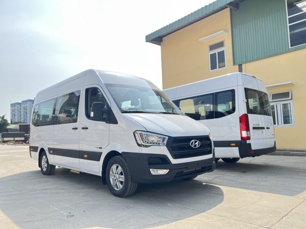 So Sánh Hyundai Solati Và Ford Transit