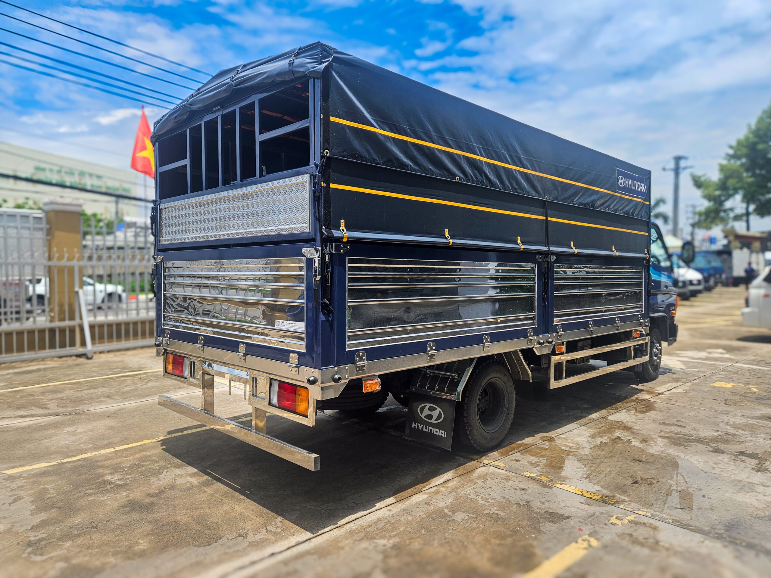 hyundai w750l thùng bạt