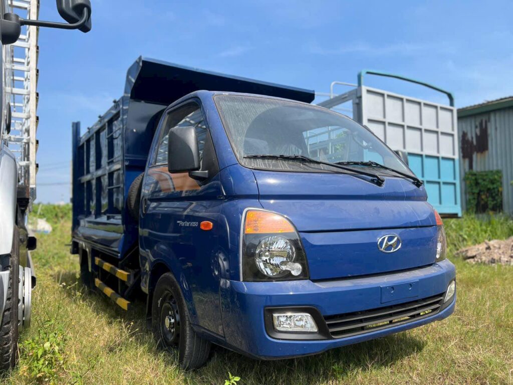 Hyundai H150 chở rác