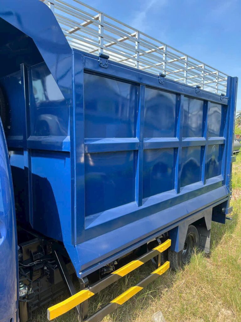 Hyundai H150 chở rác