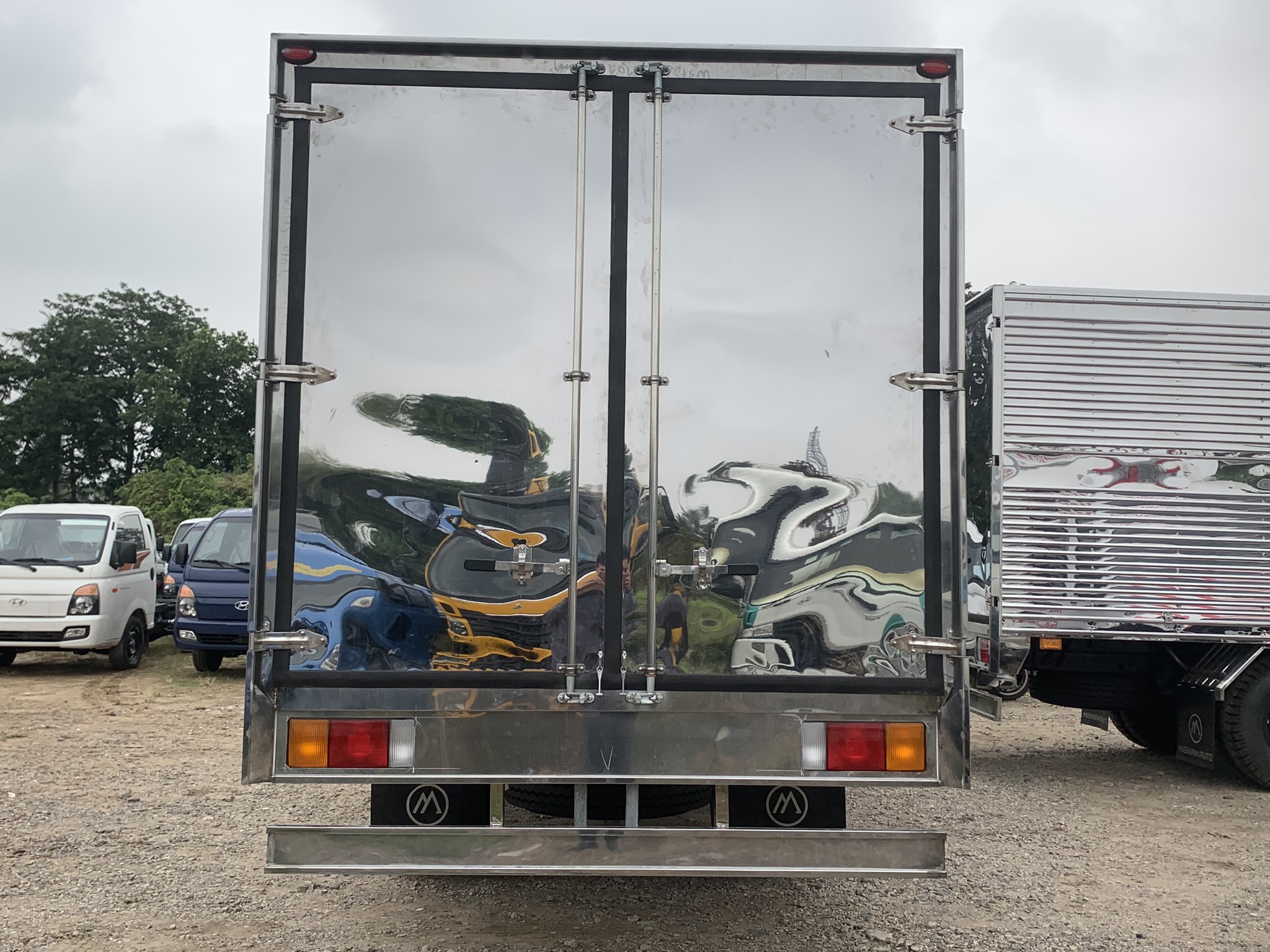 Hyundai w11s thùng kín